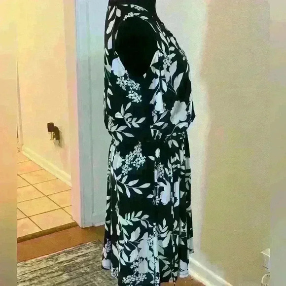 Roz & Ali Black & White Floral Print Midi Dress - Picture 2 of 7